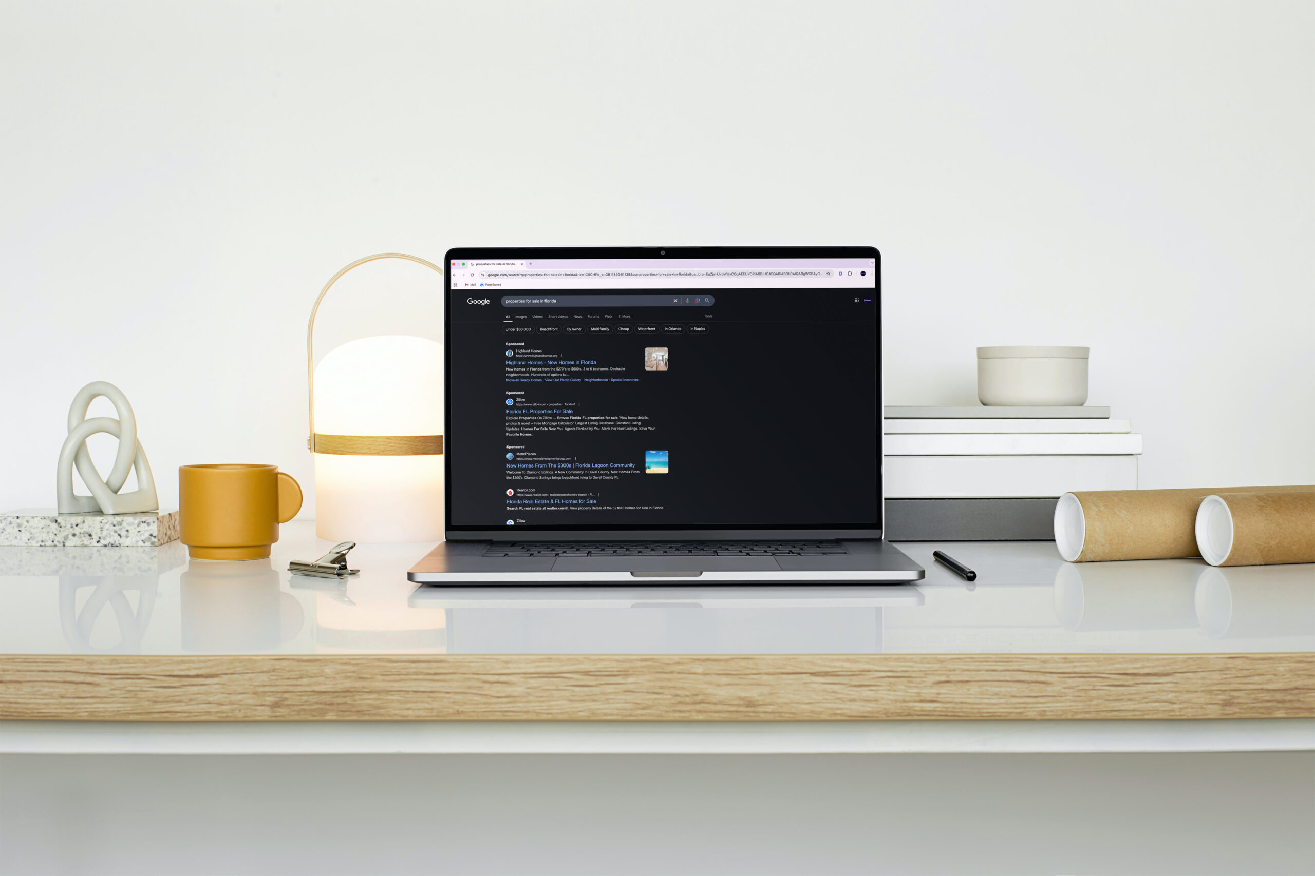 MacBook che visualizza i risultati di ricerca di Google per le agenzie immobiliari in Florida
